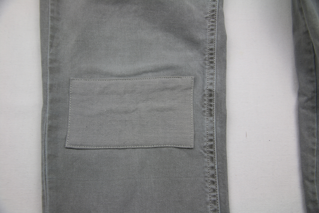 Hose flicken Kleidung reparieren ist ganz leicht: Eine am Knie geflickte Jeans