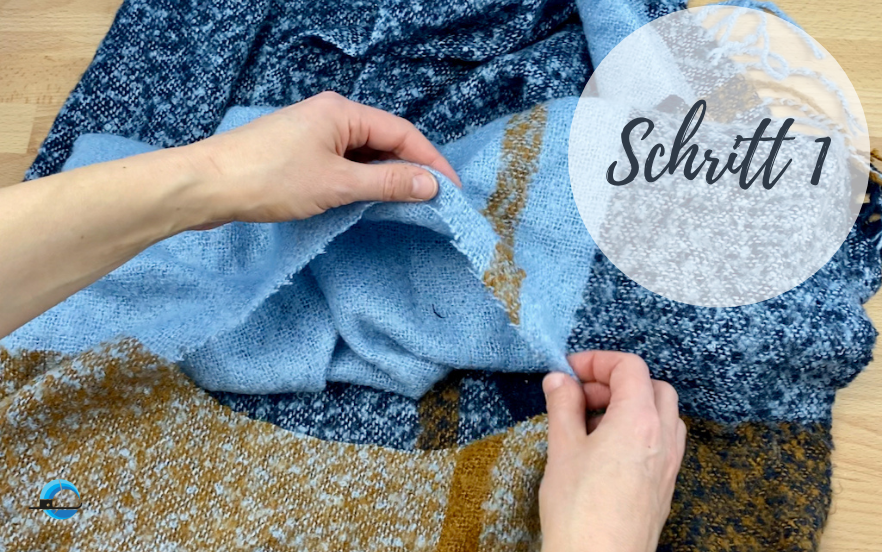 Upcycling Schal Schritt 1 Halsausschnitt Upcycling Schal Schritt 1 Halsausschnitt