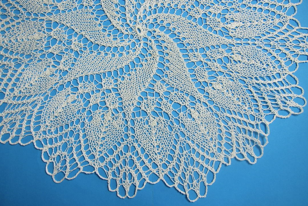 Ein gestricktes Deckchen Ein gestricktes Deckchen